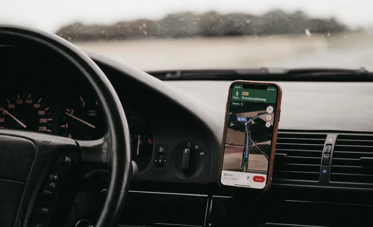 Ilustrasi menggunakan Google Maps di mobil (Sumber : Unsplash/Issac Mahegan)