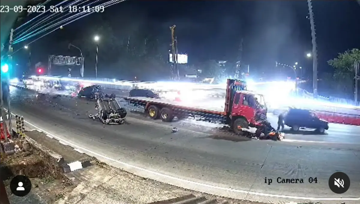 Beredar video rekaman CCTV yang memperlihatkan detik-detik terjadinya kecelakaan di Exit Tol Bawen, Kabupaten Semarang, Sabtu 23 September 2023 malam. (Sumber : Instagram @infoupdatejateng)