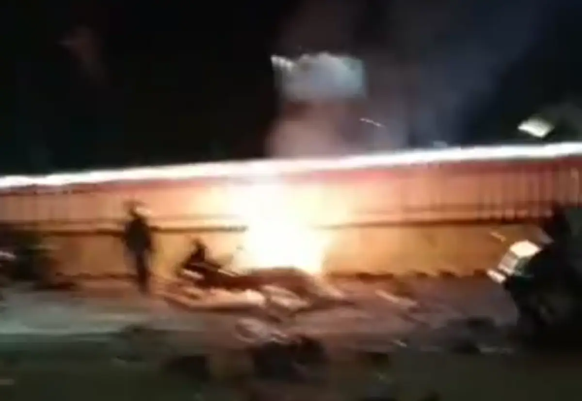 Kecelakaan maut terjadi di exit Tol Bawen, Kabupaten Semarang, Sabtu 23 September 2023 sekitar pukul 18.34 WIB, sebuah truk alami rem blong tabrak 13 kendaraan. (Sumber : Instagram @infoupdatejateng)