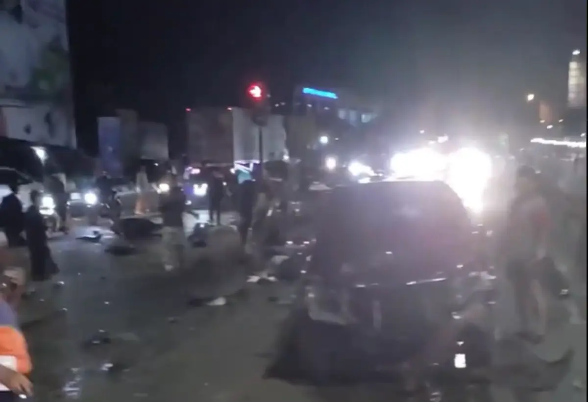 Kecelakaan maut di Exit Tol Bawen pada Sabtu 23 September 2023 malam diduga kuat karena truk tanpa muatan mengalami rem blong, berujung tabrak 13 kendaraan. (Sumber : Instagram @informasiseputarsemarang)