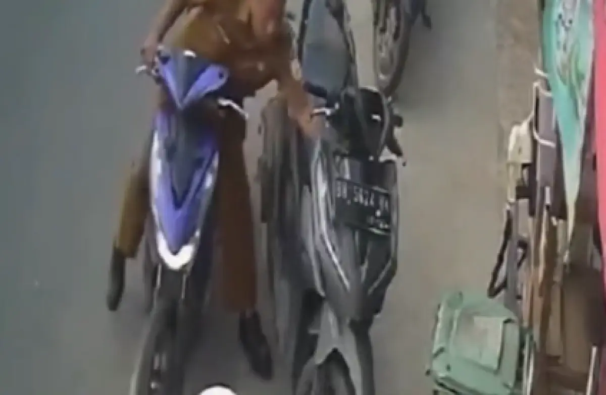 ASN curi HP siswi SMA, aksinya terekam CCTV (Twitter/@kontenberfaedah)