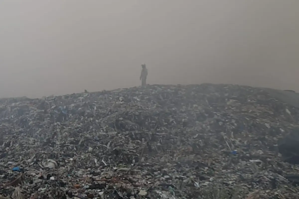Pendinginan TPA Jatibarang masih tersisa titik api. (Sumber : Pemkot Semarang)