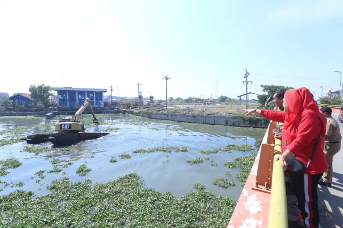 Mbak Ita meminta jajarannya segera melakukan pengerukan sedimentasi di sungai-sungai Kota Semarang sebelum musim hujan tiba. (Sumber : Pemkot Semarang)