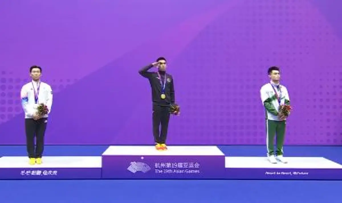 Momen Harris Horatius saat naik ke podium untuk meraih medali emas di Asian Games 2022 (Sumber : Twitter.com/ainurohman)