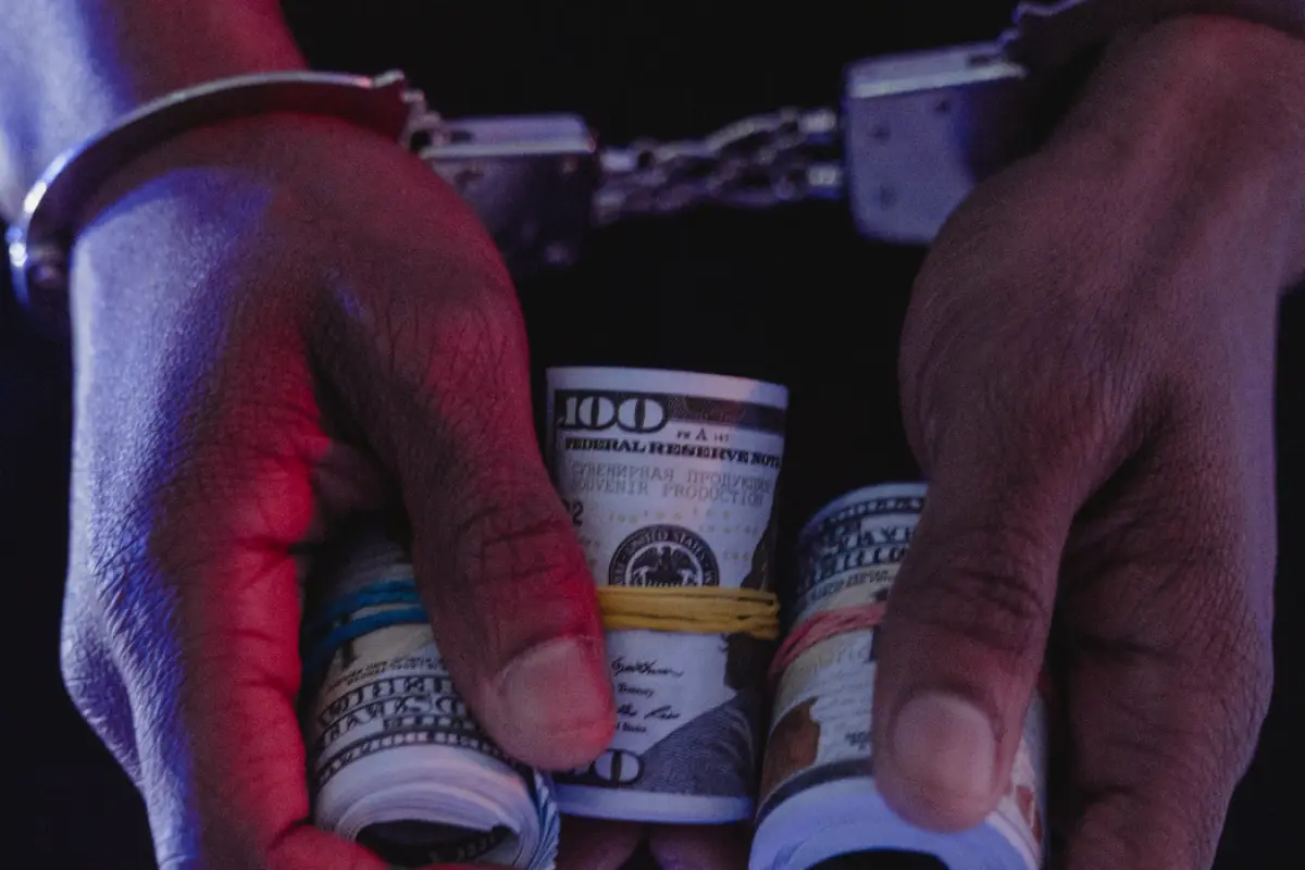 Saksi Mahkota Dugaan Korupsi BTS Kominfo Sebut Beri Uang, Rp 27 Miliar ke Dito Ariotedjo, Rp 70 Miliar ke Komisi I DPR RI, dan Rp 40 Miliar ke BPK. (Sumber : Pexels/Tima Miroshnichenko)