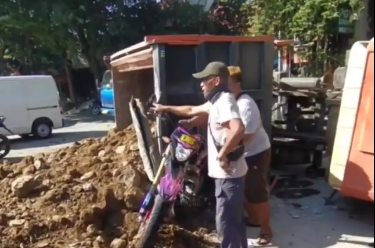 Kecelakaan di depan SMAN 8 Semarang, Jalan Raya Tugu, Tambakaji, Ngaliyan, seorang pengendara motor tertimpa truk pasir yang terguling, Selasa 26 September 2023. (Sumber : Instagram @kejadiansmg)