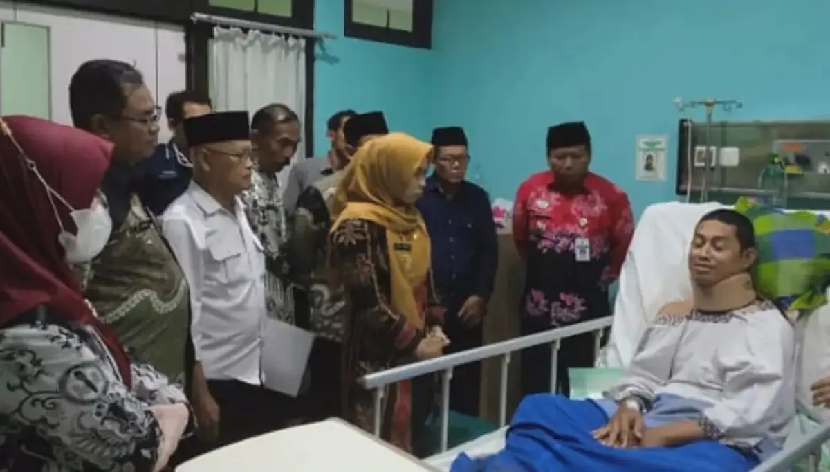Guru korban bacok murid MA di Demak, Ali Fatkhurrohman, dijenguk oleh Bupati Demak, Eisti'anah, Selasa 26 September 2023. (Sumber : Instagram @demakharini)