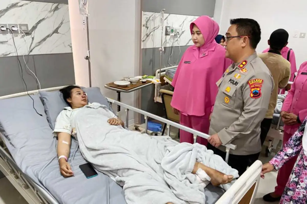 Kapolres Semarang, AKBP Achmad Oka Mahendra, saat menjenguk korban kecelakaan akibat truk rem blong di persimpanga Exit Tol Bawen, Minggu 24 September 2023. (Sumber : Polres Semarang)