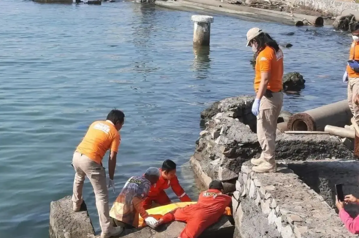 Proses evakuasi mayat yang terapung di sela-sela dok kolam kapal atau pintu air Janata Marina Indah (JMI) 2 di Pelabuhan Tanjung Mas, Semarang, Rabu 27 September 2023. (Sumber : Instagram @portalsemarang)