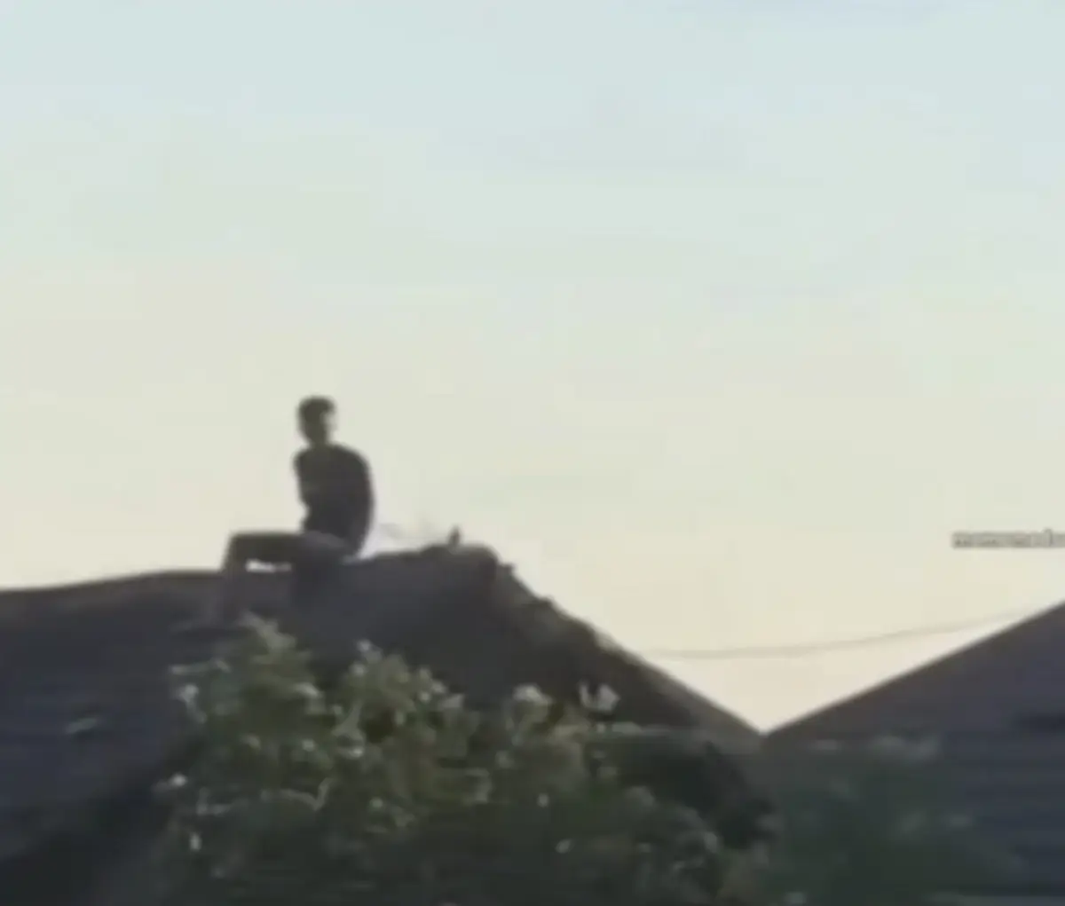 Seorang pria di Pasuruan depresi lantaran ditinggal nikah sang kekasih, berujung rusak rumah warga (Sumber : instagram @berita_pasuruan)