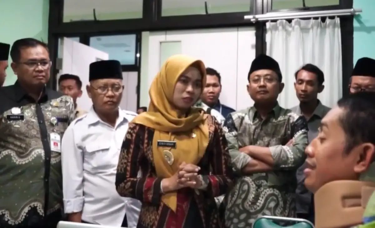 Guru korban bacok murid MA di Demak, Ali Fatkhurrohman, dijenguk oleh Bupati Demak, Eisti'anah, Selasa 26 September 2023. (Sumber : Instagram @dr.eistianah)