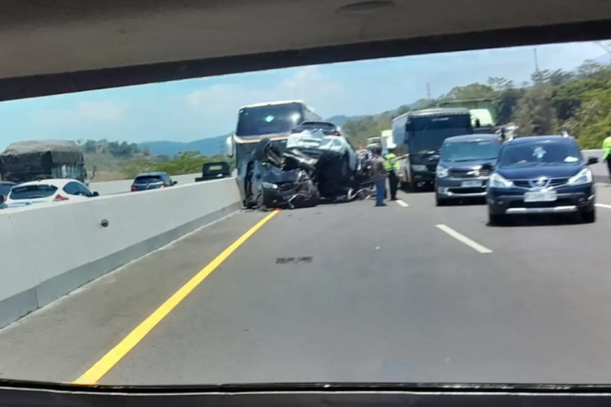 Kecelakaan beruntun di Jalan Tol Ungaran Semarang KM 423, Sabtu, 30 September 2023 siang. (Sumber : INFOSEMARANG/Jeanne)