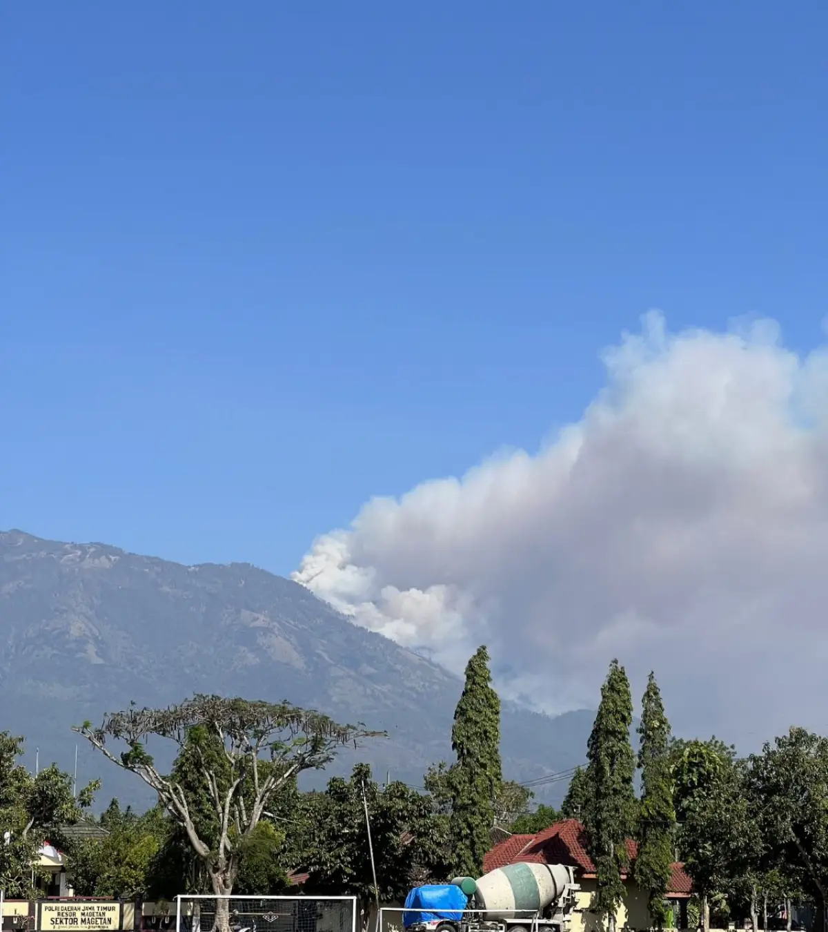 Penampakan kebakaran gunung lawu dari magetan (Sumber : media sosial x @merapi_uncover)