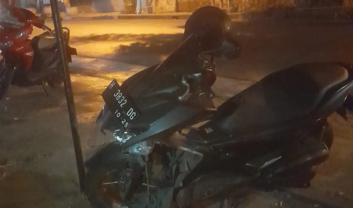 Lagi, kecelakaan terjadi tak jauh dari Terminal Banyumanik, Minggu 1 Oktober 2023 dini hari, melibatkan motor dan mobil. (Sumber : Instagram @kejadiansmg)