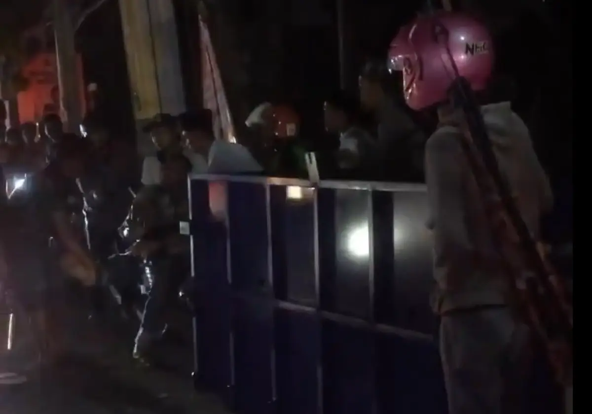 Terjadi kecelakaan di Jalan Ketileng Raya Tembalang, Sabtu 30 September 2023 malam, muatan truk jatuh hingga timpa seorang pemotor. (Sumber : Instagram @infokejadiansemarang.new)