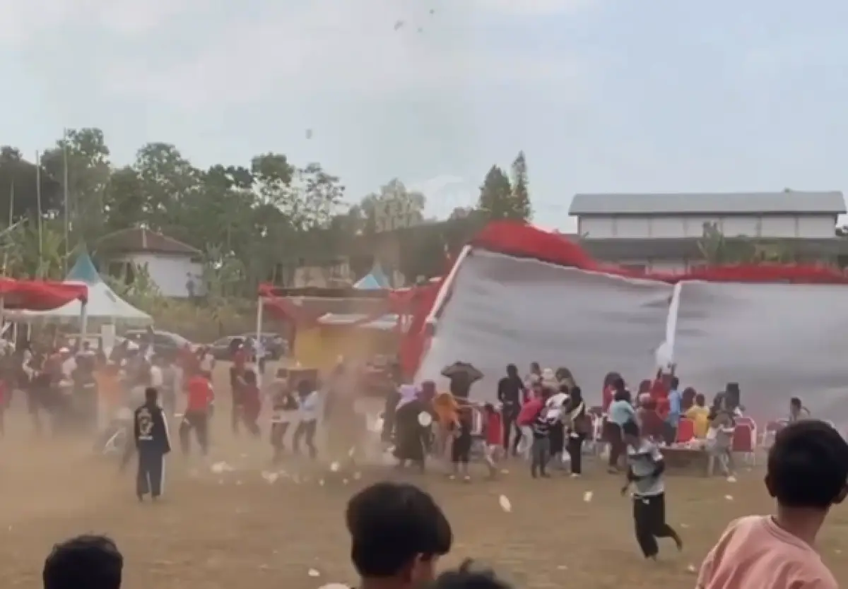 Gelaran UMKM Pesona Gedawang di Lapangan Gedawang pada Minggu 1 Oktober 2023 sore kena terjangan angin puting beliung. (Sumber : Instagram @infokejadian_semarang)