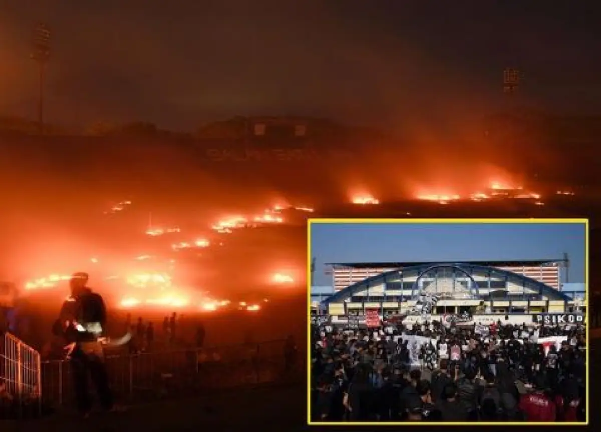 1 Tahun Tragedi Kanjuruhan, Rumput Lapangan Stadion Kanjuruhan Terbakar Usai Doa Bersama (Sumber : ANTARA FOTO/Irfan Sumanjaya)