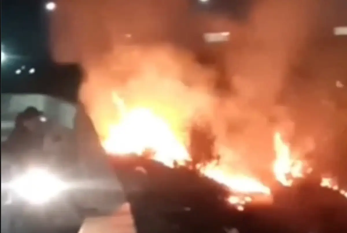 Terjadi kebakaran ilalang di lahan kosong dekat Jembatan Tugu Soeharto yang berlokasi di Jalan Menoreh Raya, Gajahmungkur, Minggu 1 Oktober 2023 malam. (Sumber : Instagram @kejadianseputarsemarang)