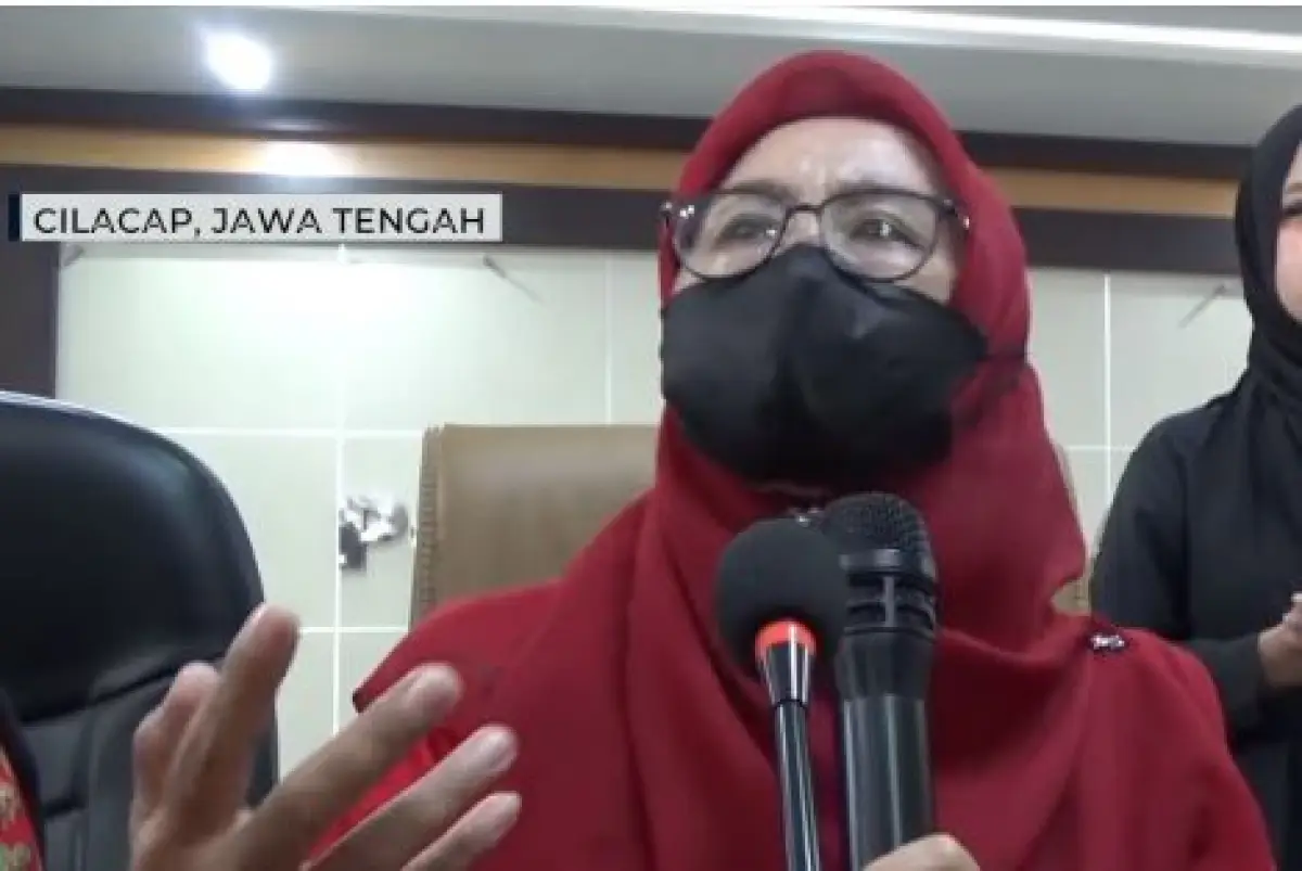 Kepala Sekolah SMP 2 Cimanggu, Wuri Handayani (Sumber : Tangkapan layar YouTube Kompas TV)