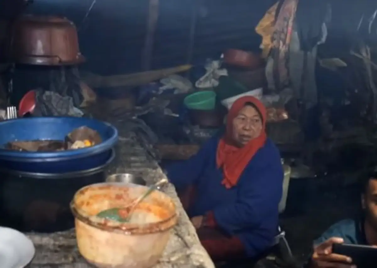 Penampakan warung Mbok Yem (Sumber : YouTube Ardnen Cruise)