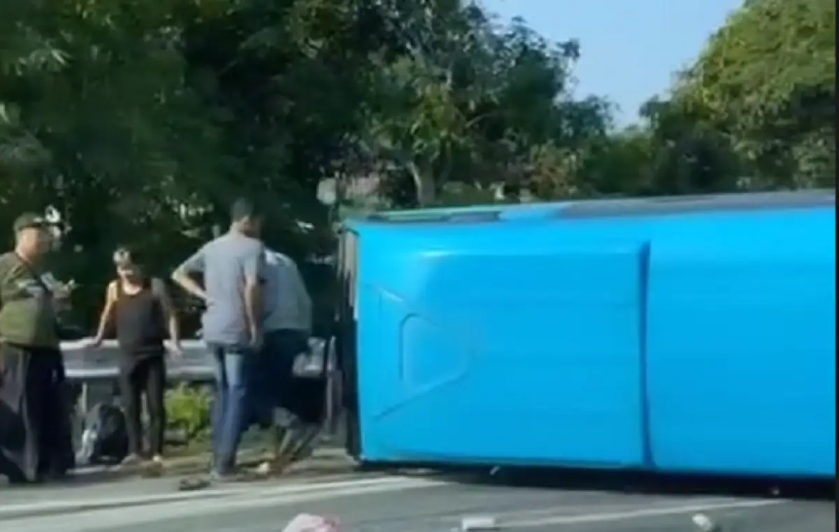 Kecelakaan tunggal di Tol Jatingaleh-Krapyak tepatnya setelah rest area, Senin 2 Oktober 2023 sekitar pukul 07.30 WIB, minibus Elf terguling. (Sumber : Instagram @tittto__)