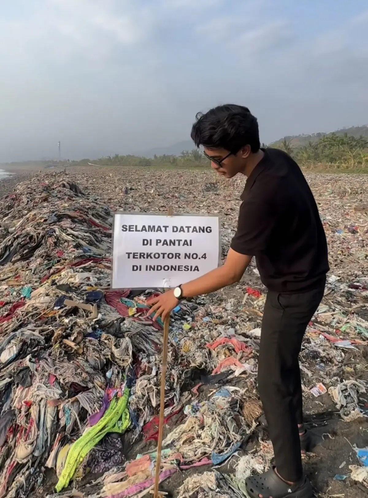 Pandawara saat di Pantai Cibutun Sukabumi (Sumber : Instagram @pandawaragroup)