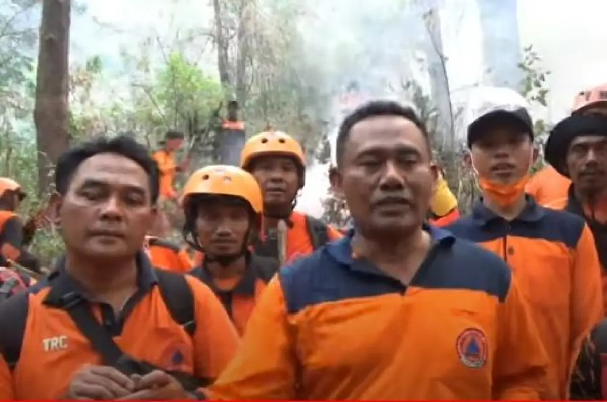 BNPB dikabarkan menerjunkan helikopter water bombing untuk padamkan kebakaran di Gunung Lawu (Sumber : Tangkapan Layar MetroTV)