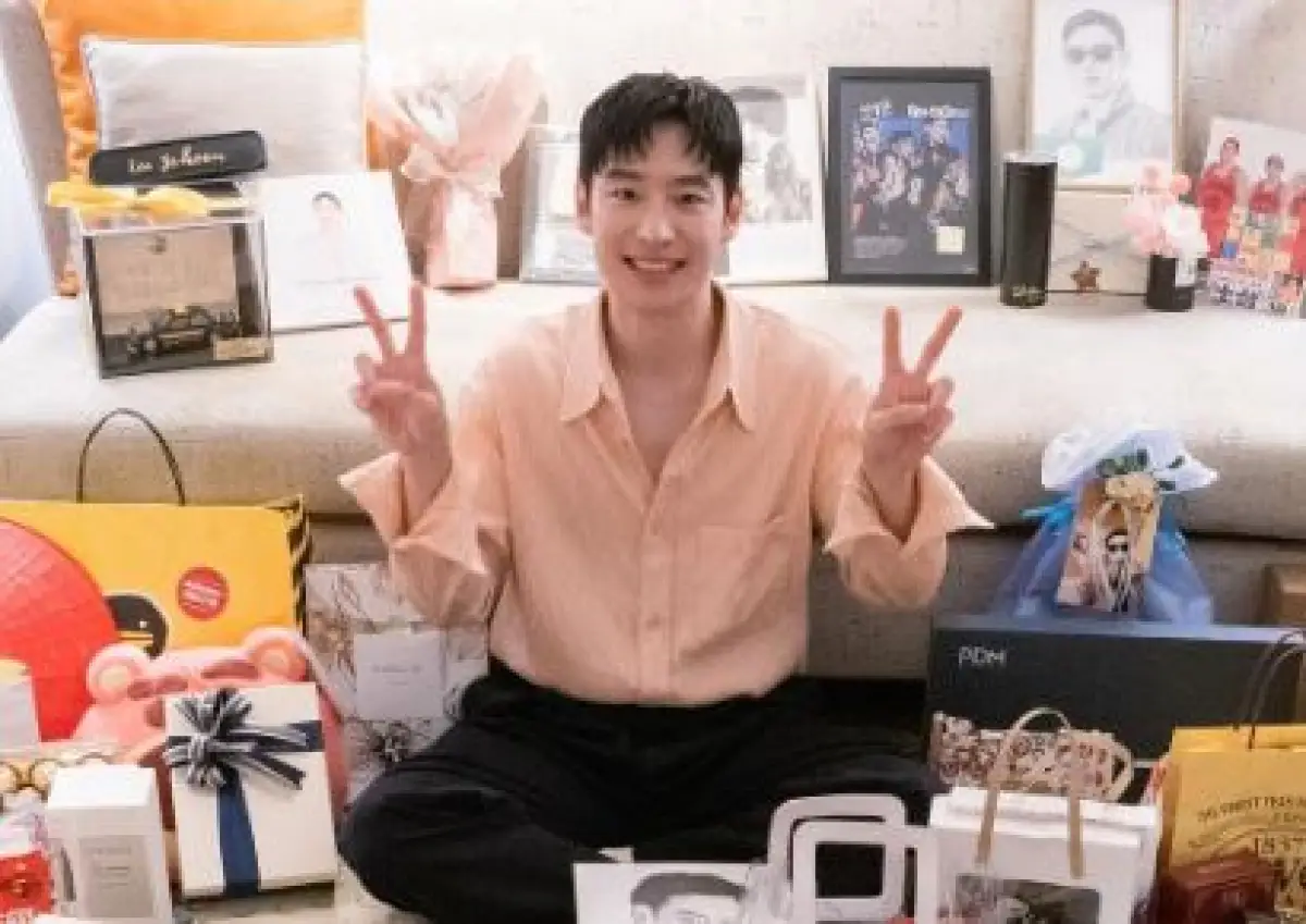 Kondisi Terkini Lee Jehoon Usai Jalani Operasi Kolitis Iskemik, Dipastikan Absen Dari Busan International Film Festival (Sumber : instagram.com/leejehoon_official)