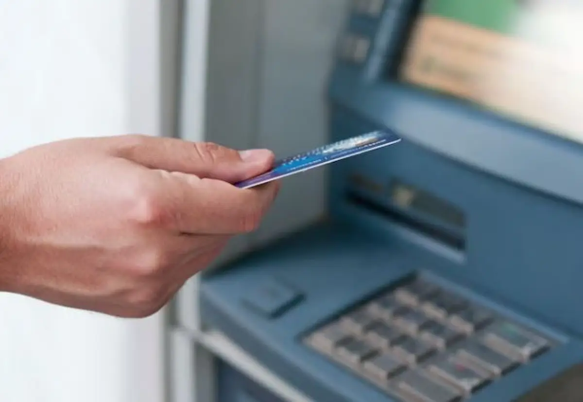 Waspada Uang Hilang di ATM, Lakukan Ini Sebelum Tarik Tunai (Sumber : Freepik/Dragana_Gordic)