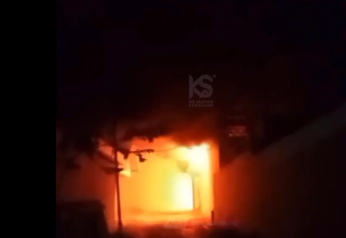 Terjadi kebakaran di sebuah pabrik busa yang berlokasi di Tegalsari, Mangkang, Tugu, Kota Semarang, Selasa 3 Oktober 2023 dini hari sekitar pukul 01.30 WIB. (Sumber : Instagram @kejadiansmg)