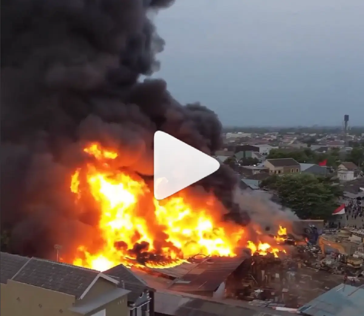 Kebakaran Gudang Rongsok di Solo Selasa Hari Ini Merembet ke Rumah Warga. Instagram Solodrone_