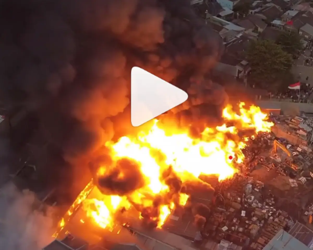 Kebakaran Gudang Rongsok di Solo . (Instagram Solodrone_)