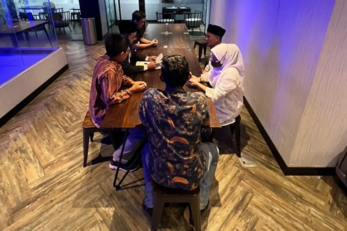 Dua tersangka kasus rumah produksi film dewasa menikah di Polda Metro. Jaya. (Sumber : PMJNews)