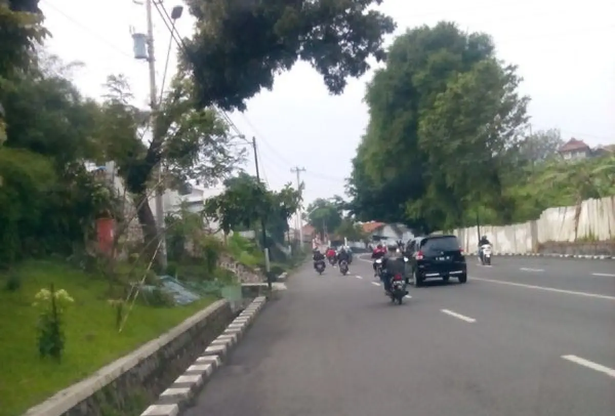 Jalan tanjakan di Tanah Putih, Candisari, Kota Semarang. (Sumber : Foursquare)
