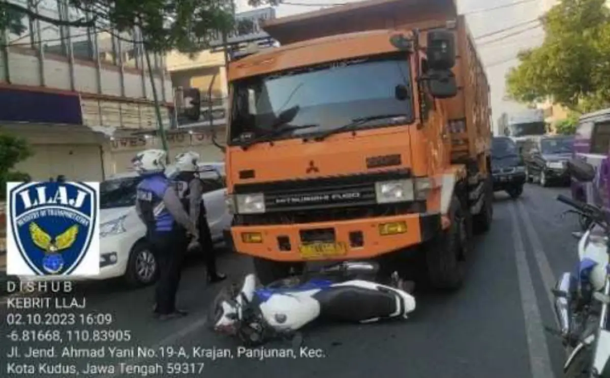 Petugas Dinhub Kudus ditabrak truk yang tidak mau diterbitkan karena melanggar aturan. (Sumber : Dinhub Kudus)