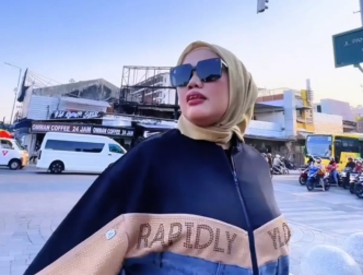 Mantap Berhijab, Elly Sugigi Malah Curhat Rezekinya Jadi Seret (Sumber : Instagram/@ellysugigi_real)