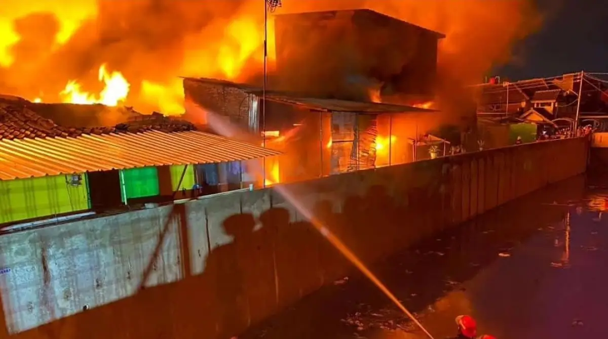 Kebakaran gudang rongsok di Pasar Kliwon, Kota Solo, imbasnya api merembet bakar 12 rumah warga, ratusan orang mengungsi, Selasa 3 Oktober 2023. (Sumber : Instagram @iks_infokaresidenansolo)