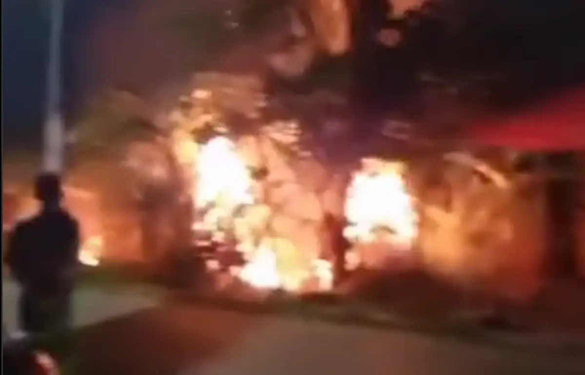 Terjadi kebakaran lahan kosong yang berlokasi di Karangroto, Genuk, Kota Semarang, Rabu 4 Oktober 2023 dini hari sekitar pukul 01.00 WIB (Sumber : Instagram @infokejadian_genuk)