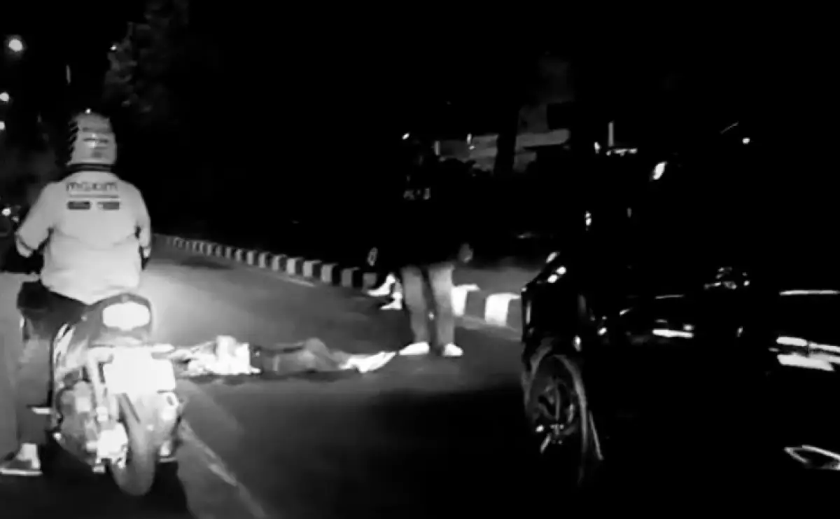 Kecelakaan di dekat area Pasar Bulu, Barusari, Semarang Selatan, Selasa 3 Oktober 2023 malam. Seorang perempuan yang menyeberang tertabrak motor. (Sumber : Instagram @infokejadiansemarang.new)