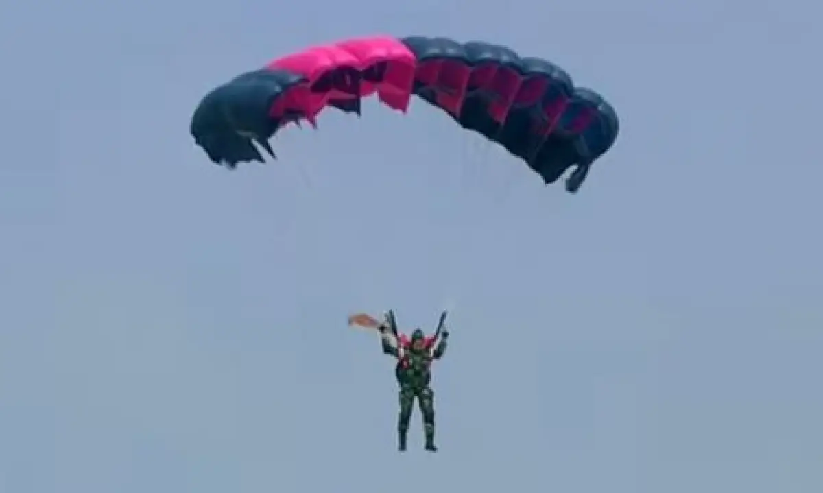 Inilah 7 srikandi pemberani terjun payung di HUT TNI ke 78 (Sumber : KompasTv)