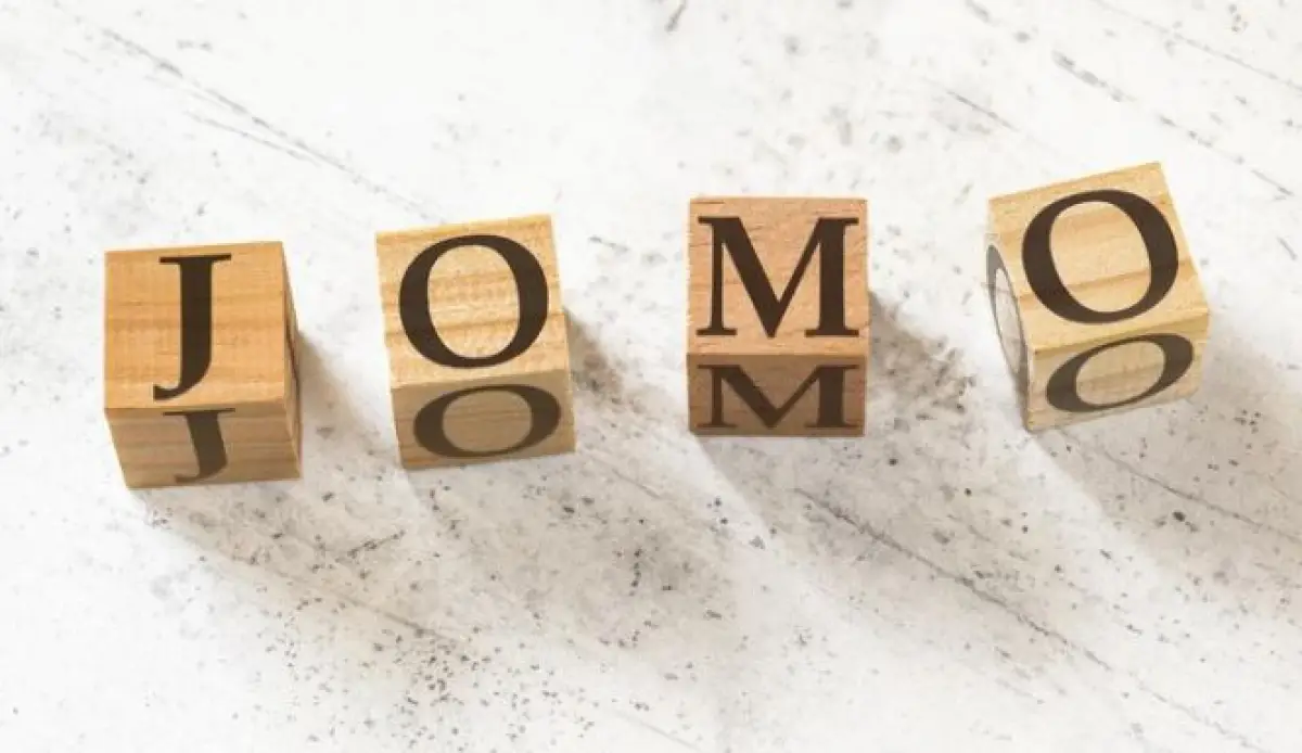 Arti kata JOMO yang kerap muncul di media sosial (Sumber : Freepik/Lubo Ivanko)