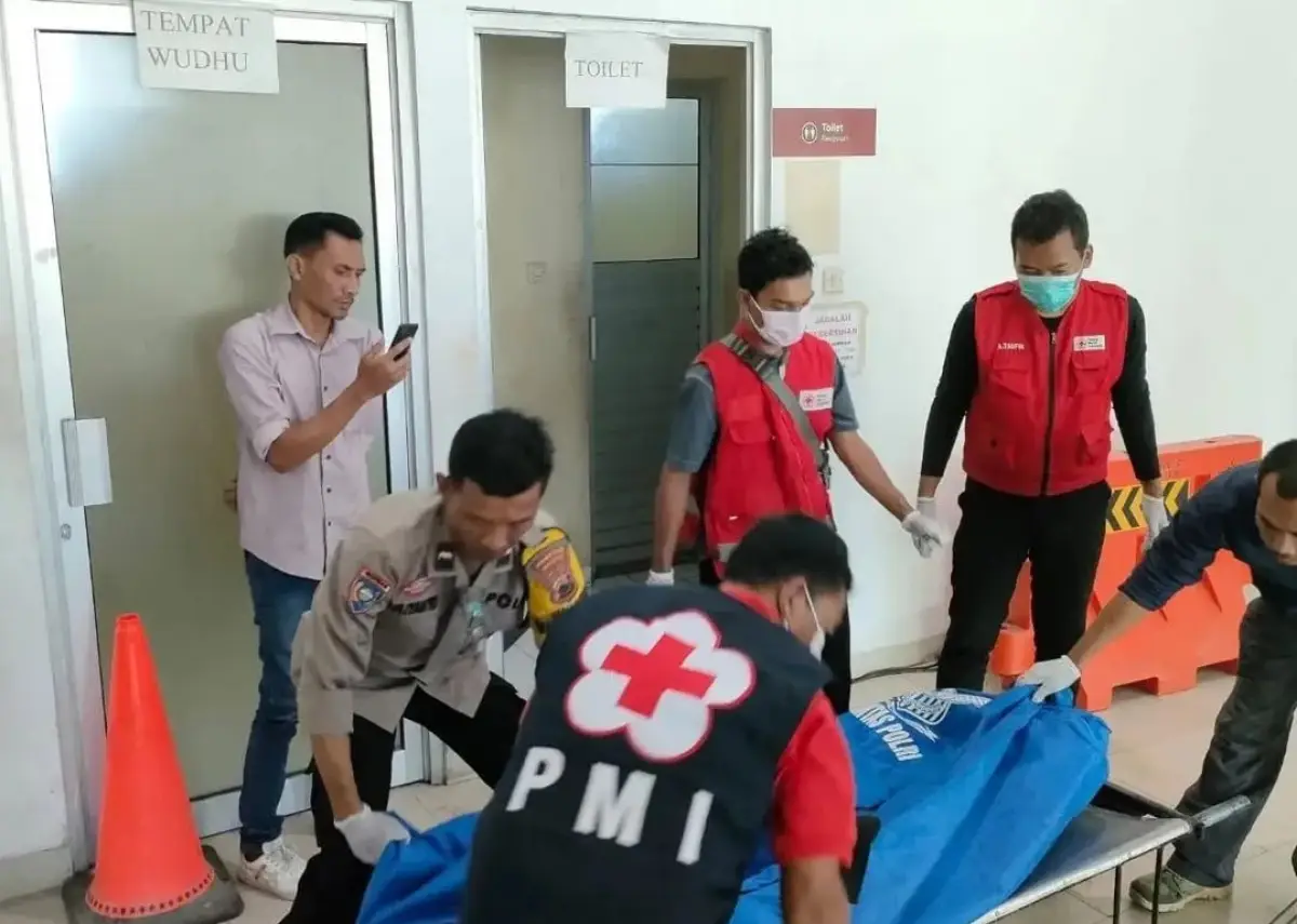 Heboh penemuan mayat laki-laki di dalam kamar mandi yang ada di Terminal Mangkang, Kota Semarang, Rabu 4 Oktober 2023 pagi. (Sumber : Team Elang Hebat Semarang)
