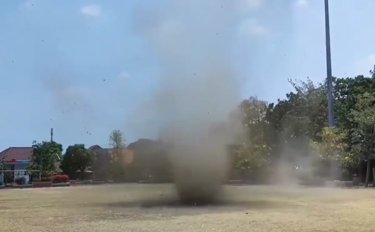Terekam kamera, ada angin puting beliung di Taman Bangetayu, Genuk, Kamis 5 Oktober 2023 sore, beruntung tak membesar dan sampai ke rumah warga. (Sumber : Instagram @kejadiansmg)