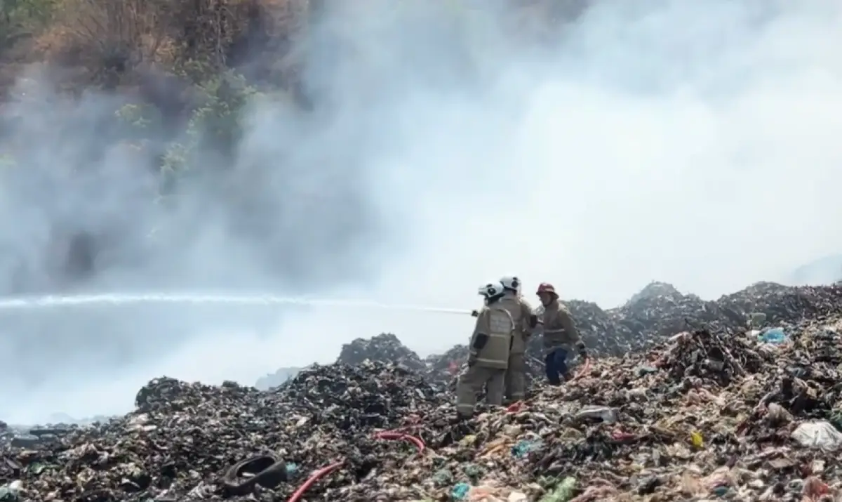 Kembali terbakar, TPA Jatibarang Semarang bermula mengeluarkan asap cukup tebal pada Kamis 5 Oktober 2023 siang hari. (Sumber : Instagram @adebhakti)