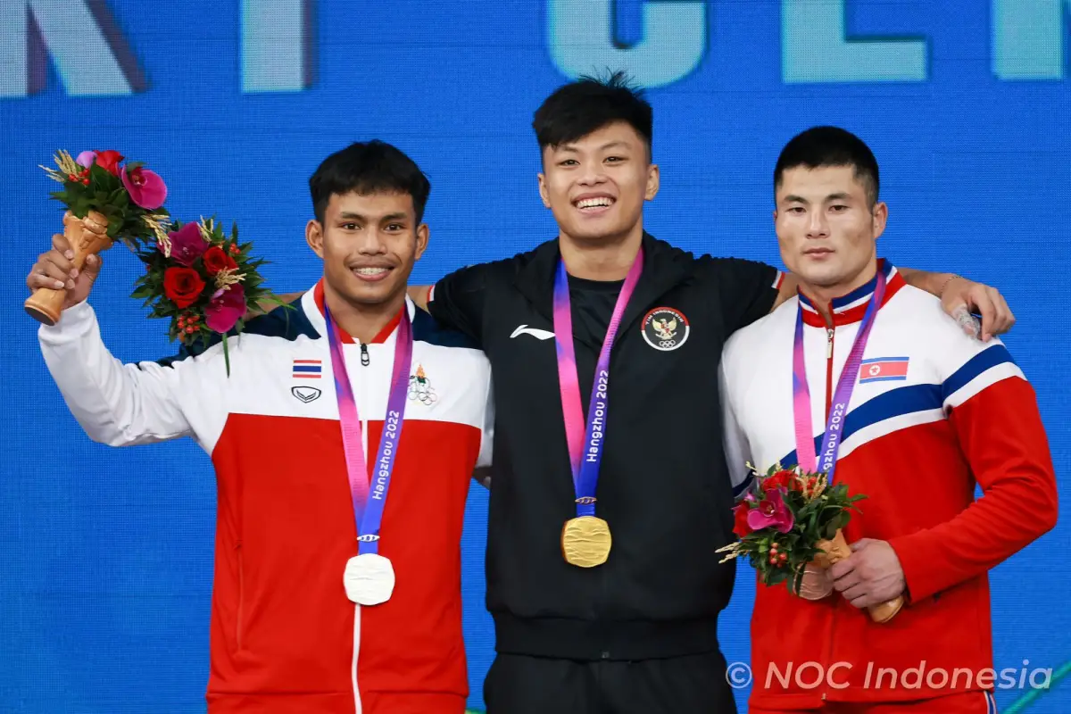 Lifter Indonesia Rahmat Erwin Abdullah sukses meraih medali emas di Asian Games 2022 dari cabang angkat besi kelas 73kg putra dengan total angkatan 359kg. (Sumber : NOC Indonesia)