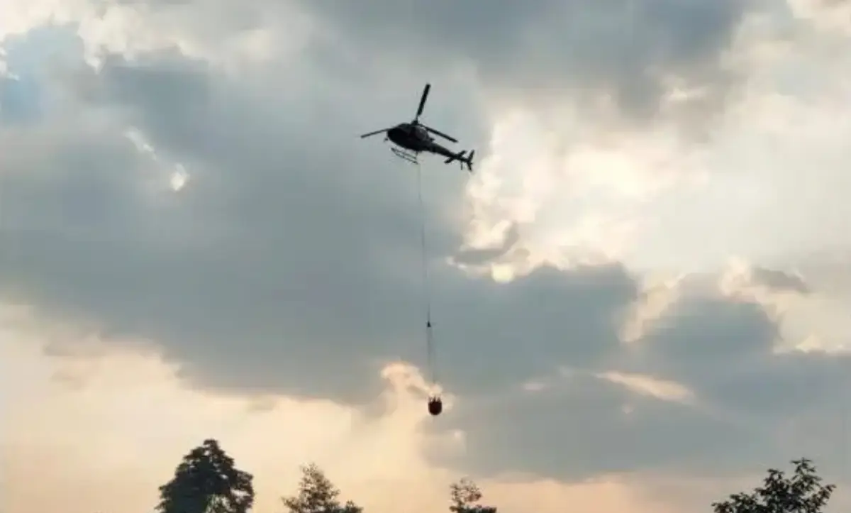 Helikopter sedang melakukan water bombing (Sumber : antara)