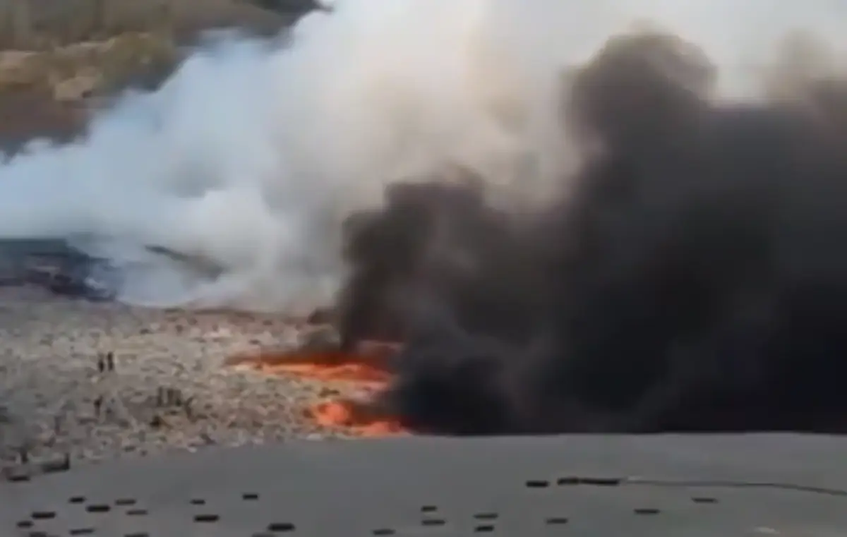 Jumat 6 Oktober 2023 siang, kebakaran di TPA Jatibarang semakin membesar, terlihat dari tebalnya asap yang mengepul tinggi. (Sumber : Instagram @infokejadiansemarang.new)