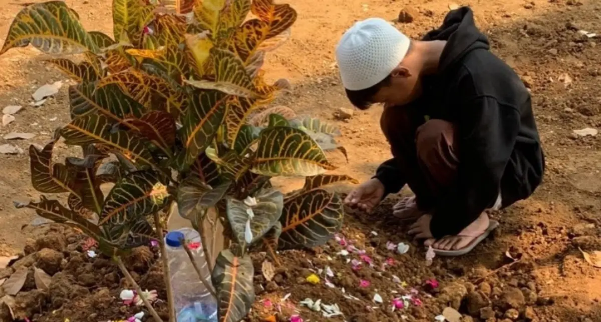 Anak Dini Sera Afrianti yang kini berusia 12 tahun. Ditinggal sejak bayi, sekalinya bertemu di pemakaman. (Sumber : Instagram @fikaaa.rs)