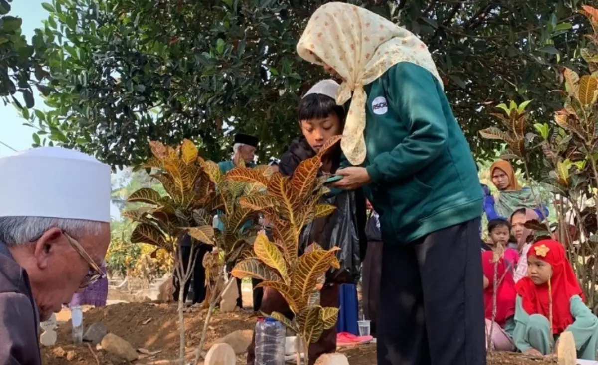 Anak Dini Sera Afrianti yang kini berusia 12 tahun. Ditinggal sejak bayi, sekalinya bertemu di pemakaman. (Sumber : Instagram @fikaaa.rs)