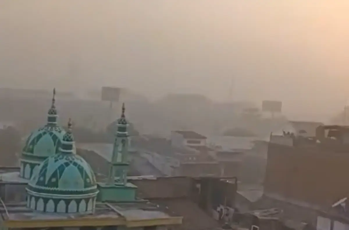 Asap kebakaran TPA Jatibarang meluas hingga ke permukiman warga, Kota Semarang berselimut asap pada Sabtu 7 Oktober 2023 pagi. (Sumber : Instagram @portalsemarang)